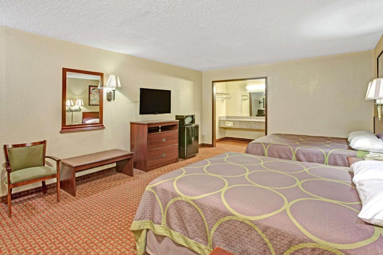 Super 8 By Wyndham Shawnee Hotel Buitenkant foto