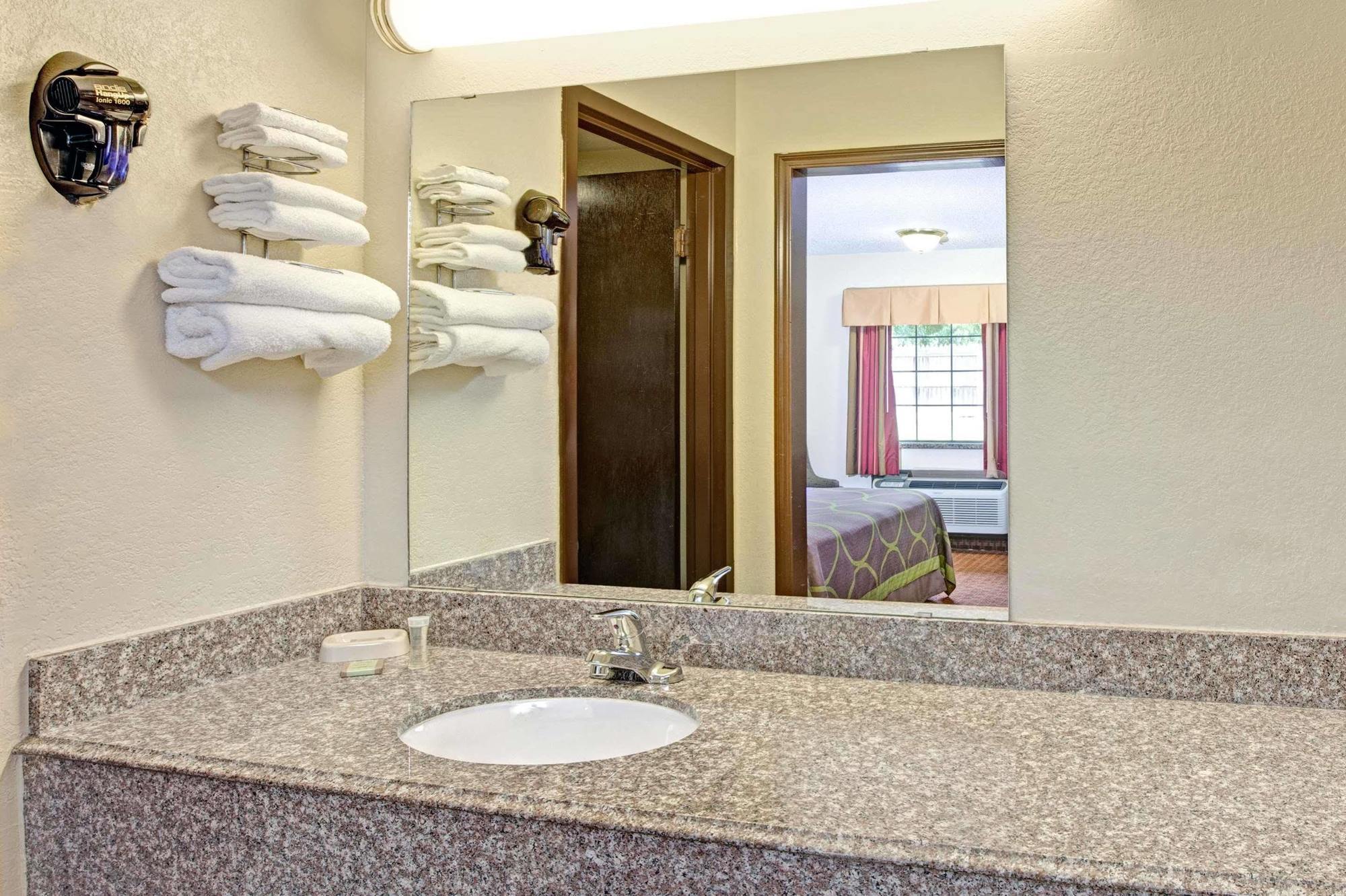 Super 8 By Wyndham Shawnee Hotel Buitenkant foto