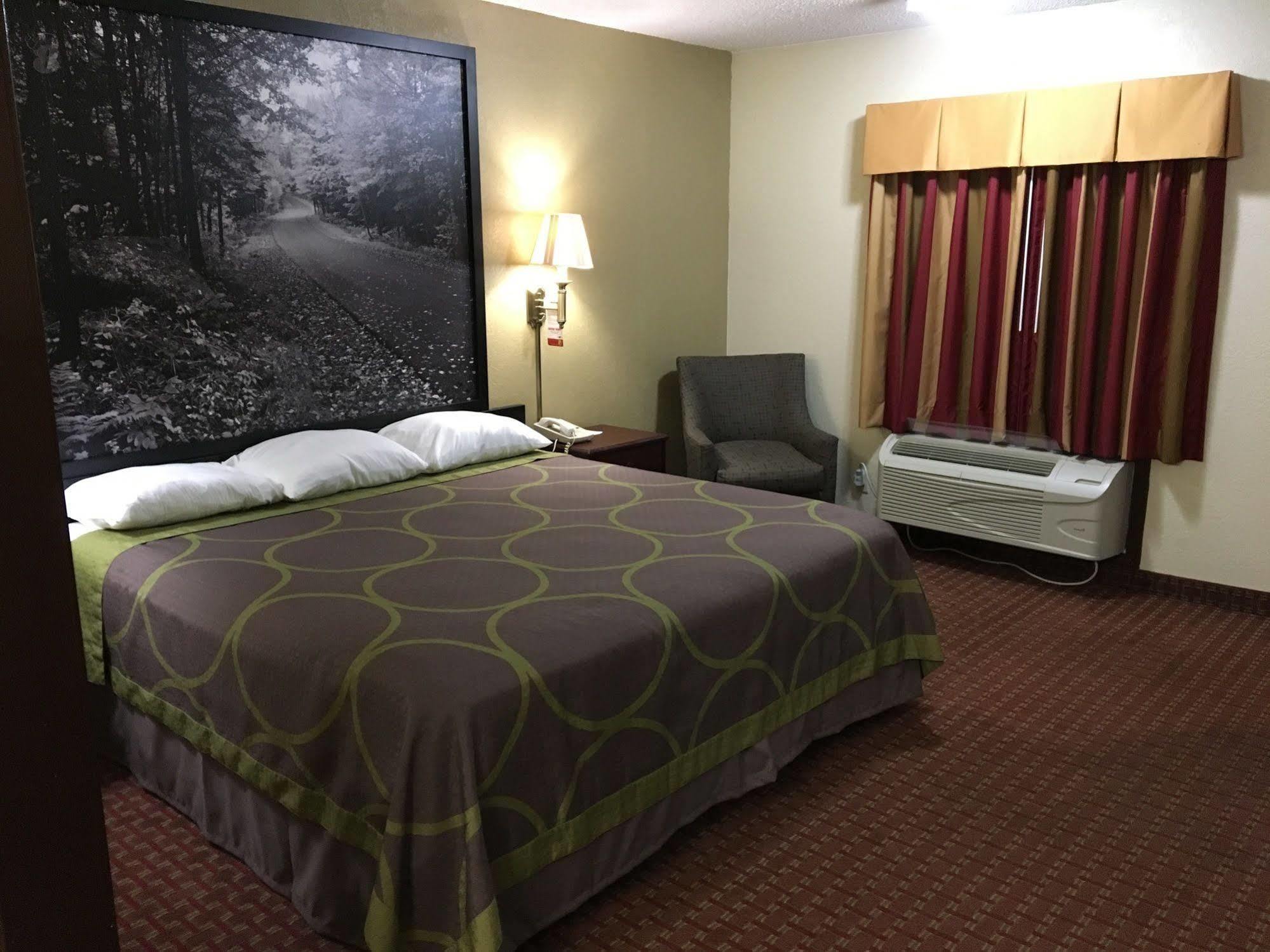 Super 8 By Wyndham Shawnee Hotel Buitenkant foto