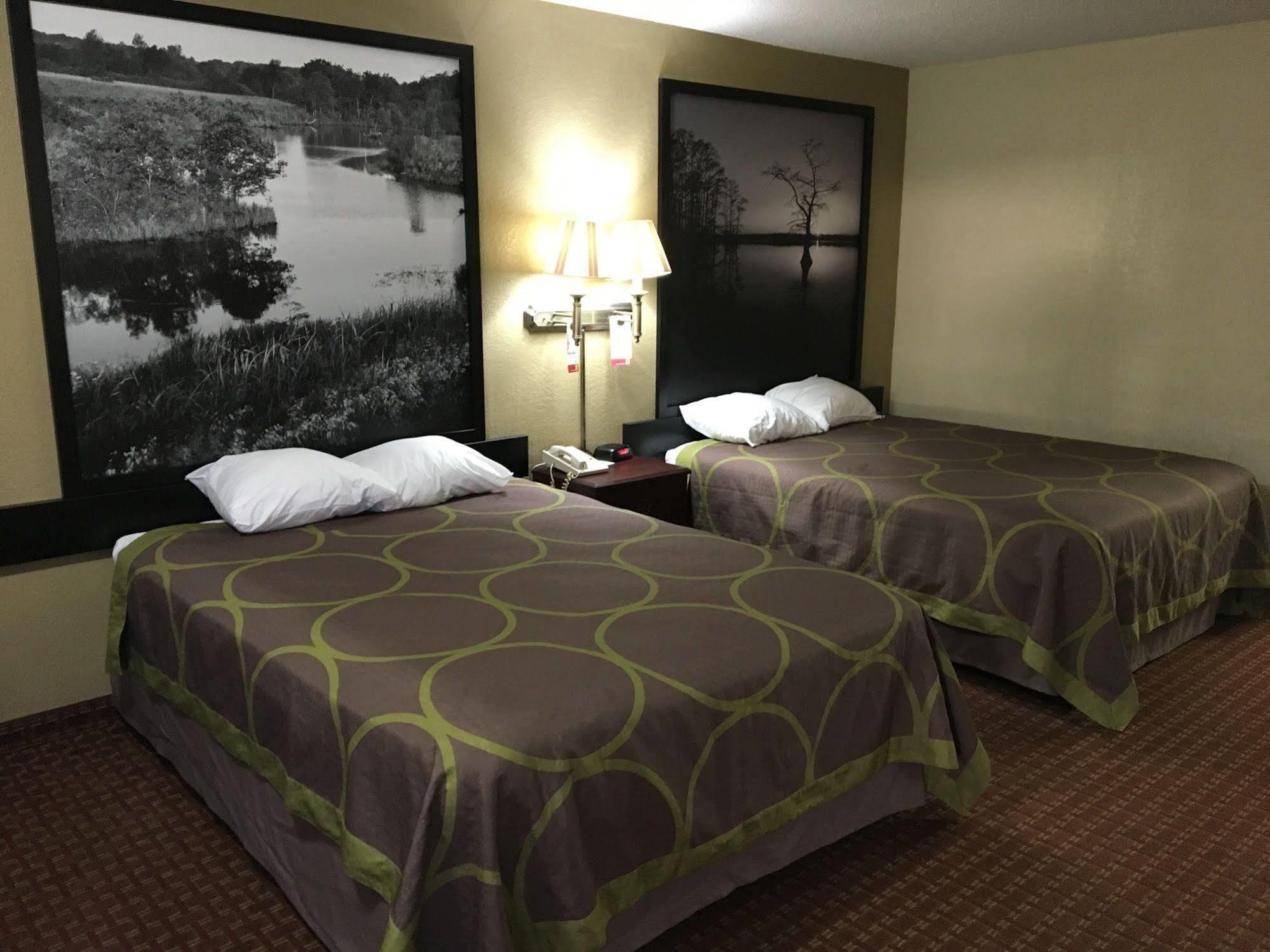 Super 8 By Wyndham Shawnee Hotel Buitenkant foto