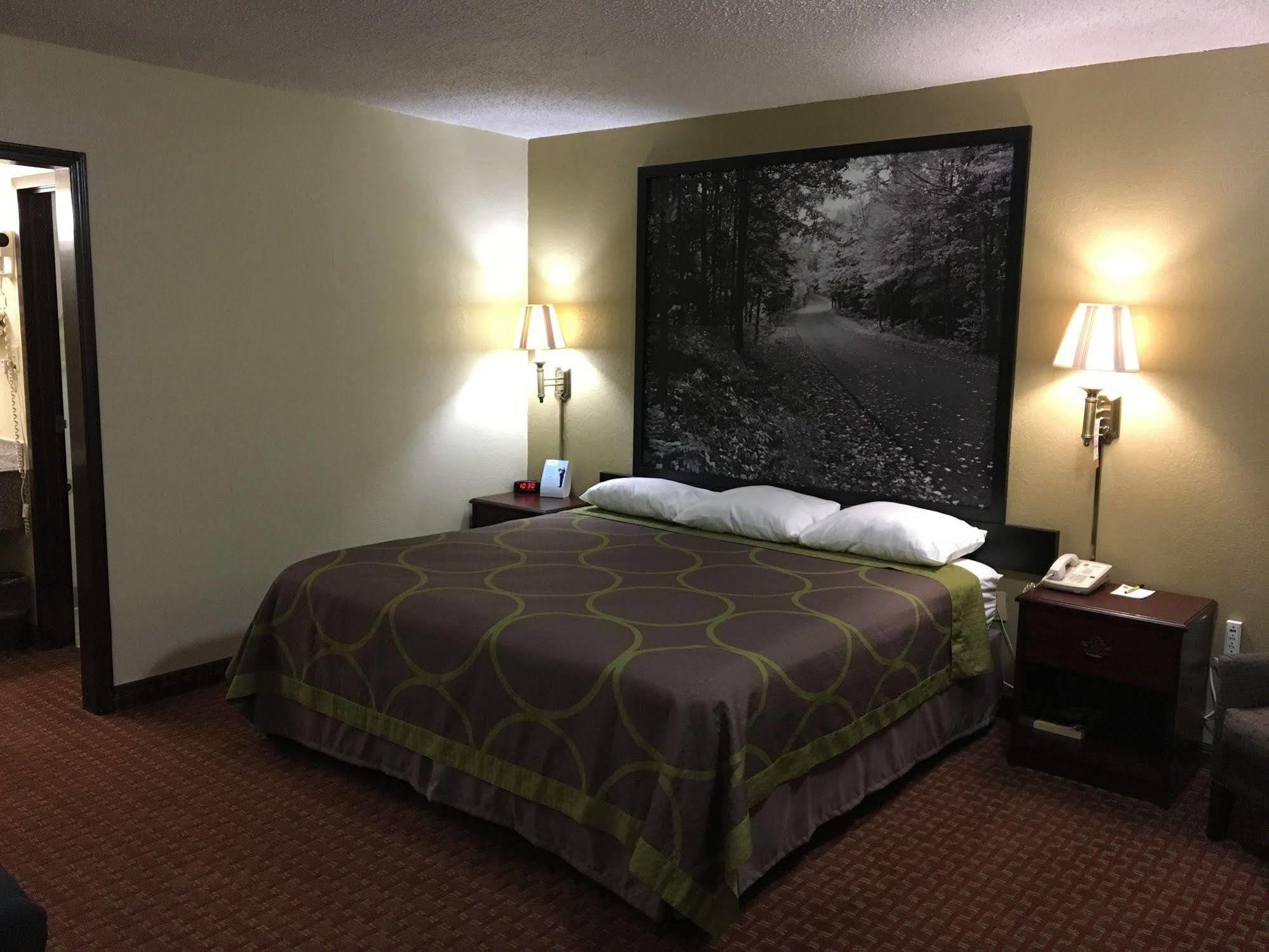 Super 8 By Wyndham Shawnee Hotel Buitenkant foto