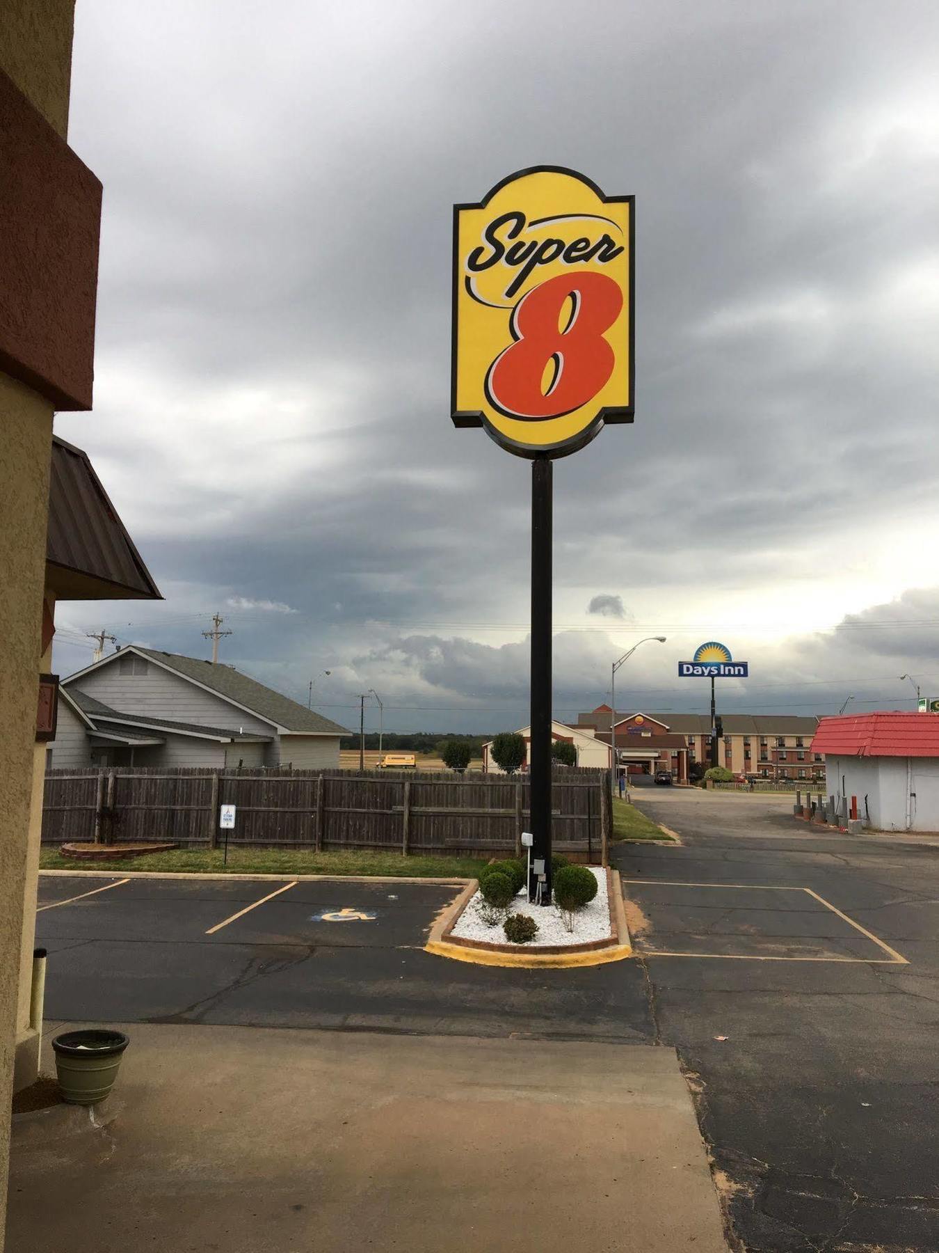 Super 8 By Wyndham Shawnee Hotel Buitenkant foto