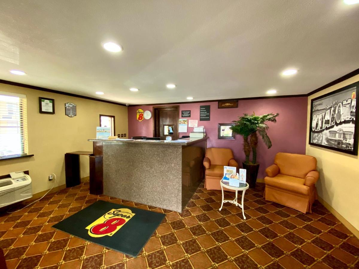 Super 8 By Wyndham Shawnee Hotel Buitenkant foto