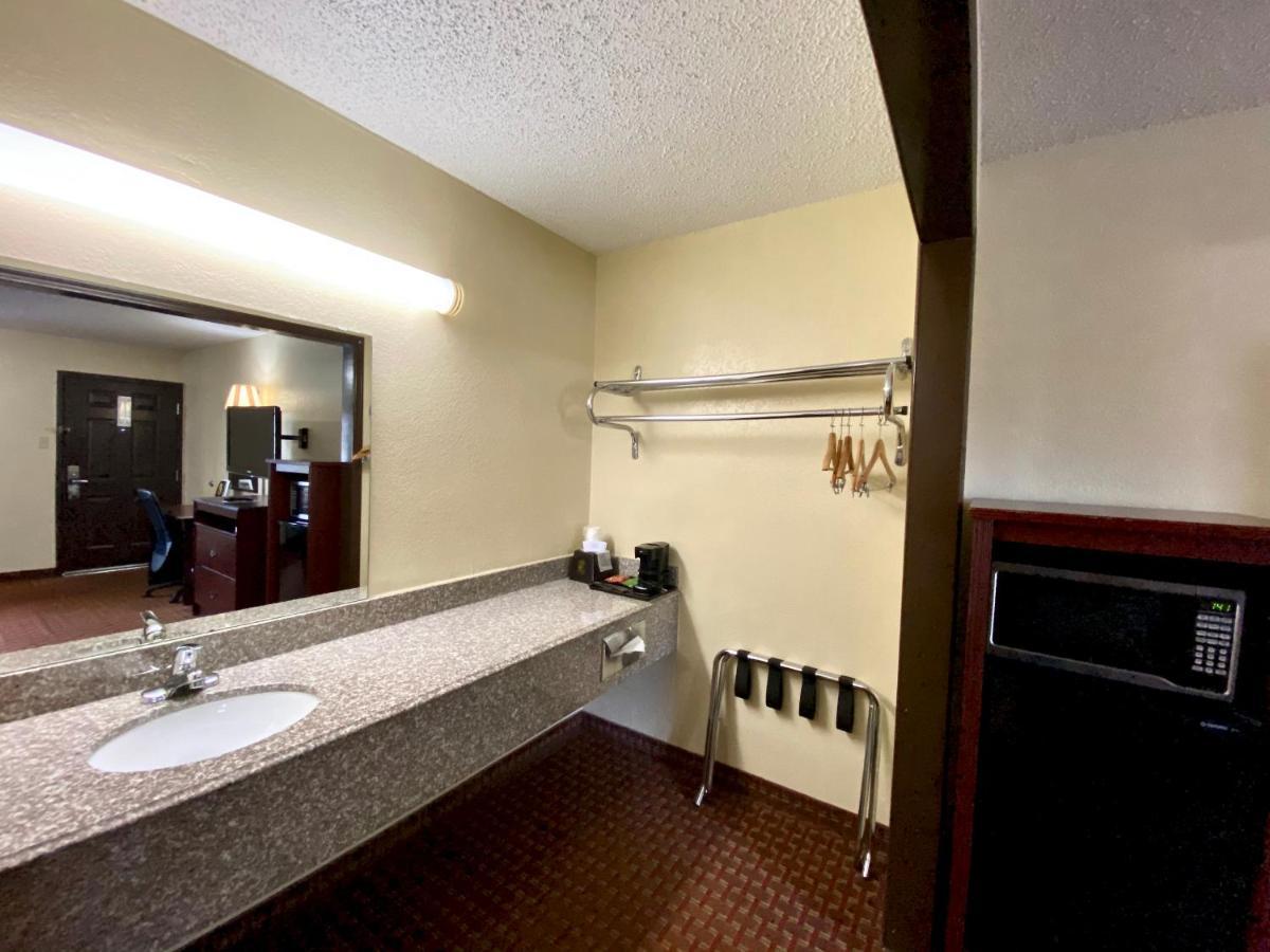 Super 8 By Wyndham Shawnee Hotel Buitenkant foto