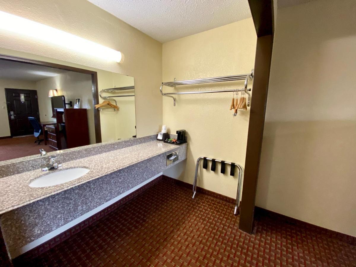 Super 8 By Wyndham Shawnee Hotel Buitenkant foto