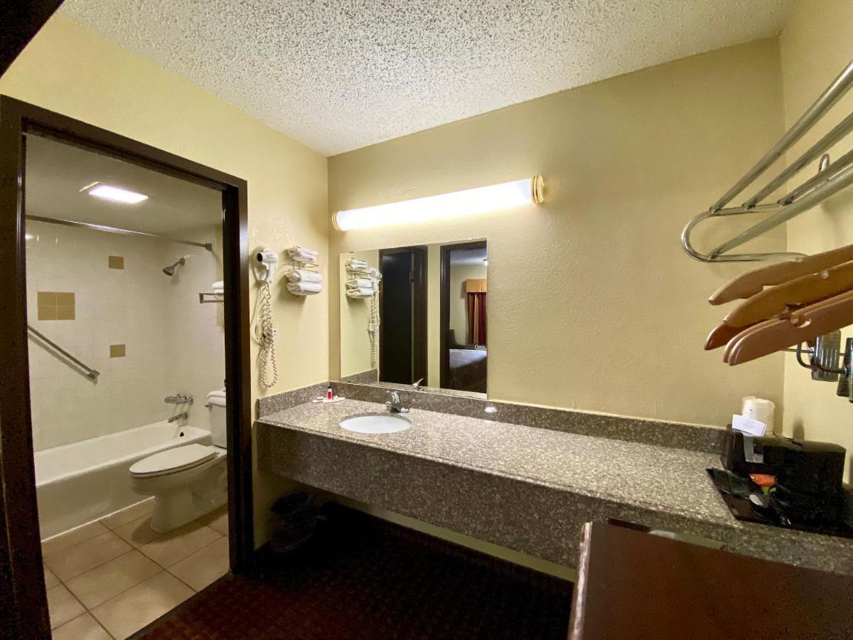 Super 8 By Wyndham Shawnee Hotel Buitenkant foto